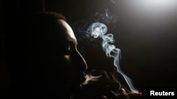 Un toxicomane fumant de l’héroïne à Lamu au Kenya, 2014.