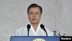 문재인 한국 대통령이 지난해 8월 독립기념관에서 열린 제74주년 광복절 정부 경축식에서 축사를 하고 있다.