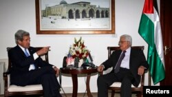 El presidente de Palestina Mahmoud Abbas recibió al secretario de Estado, John Kerry, en un intento de lograr acuerdos de paz. 