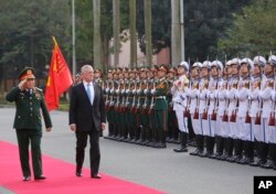 美國國防部長馬蒂斯（Jim Mattis）和越南國防部長吳春歷於2018年1月25日在越南河內開始談判之前檢閱儀仗隊。馬蒂斯正在對越南進行為期兩天的訪問，以促進兩國的軍事關係。
