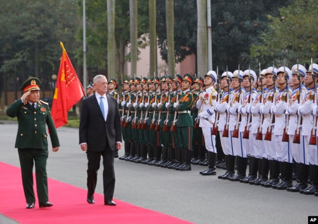 Trước khi tới Hà Nội, Bộ trưởng Mattis nói muốn "xây dựng lòng tin" trong chuyến thăm Việt Nam.