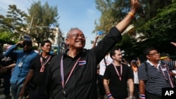 Suthep Thaugsuban, a former deputy premier leading the protest, waves to his supporters during an anti-government march to the Government complex in Bangkok, Thailand, Nov. 27, 2013.