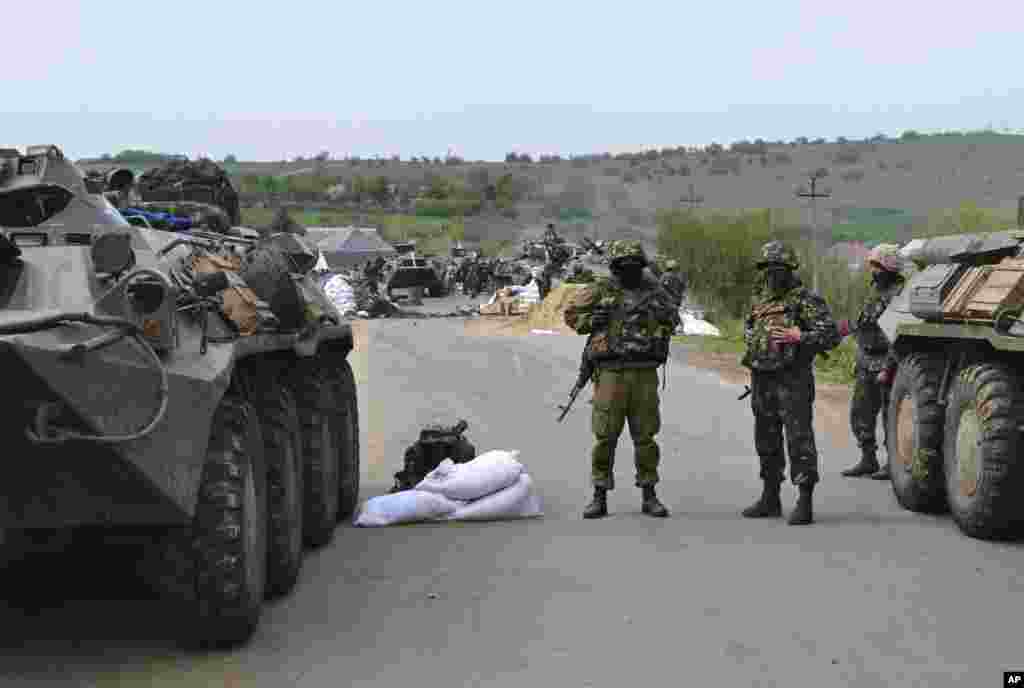 Ukrainian government troops guard a checkpoint just outside Slovyansk, eastern Ukraine, Friday, May 2, 2014.