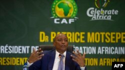 Le président de la Confédération africaine de football, Patrice Motsepe, tient une conférence de presse à Johannesburg le 16 mars 2021, à la suite de sa récente élection.