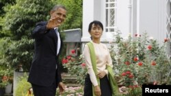 Prezidan Barack Obama ak lidè mouvman demokratik la nan Bimani, Aung Sann Suu Kyi (vizit lakay Madam Suu Kyi nan vil Rangoon, 19 novanm 2012).