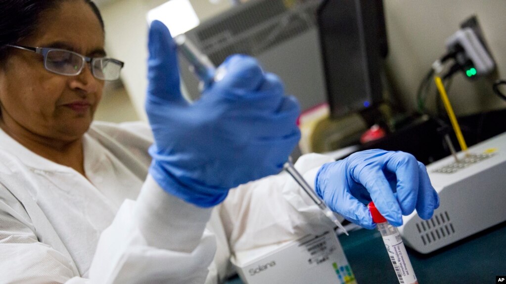En una foto de archivo del 9-2-18, la laboratorista Sharda Modi estudia el hisopo de un paciente infectado de gripe. Upson Regional Medical Center, Thomaston, Georgia.