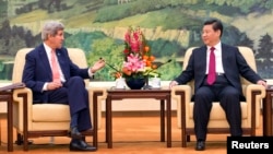 Держсекретар США Джон Керрі (л) розмовляє з президентом Китаю Сі Цзіньпіном у Пекіні 