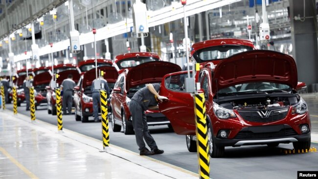 Công nhân lắp ráp xe ô tô VinFast ở nhà máy ở Hải Phòng. Hãng sản xuất ô tô của Việt Nam dự kiến bắt đầu sản xuất xe chạy bằng điện ở nhà máy tại Mỹ từ tháng 7/2024.