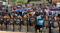 Policías y simpatizantes del gobierno de Daniel Ortega rodean la iglesia San Miguel Arcangel, en Masaya, Nicaragua, después de una protesta dentro del templo. Foto archivo VOA.