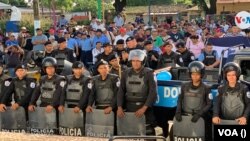 Policías y simpatizantes del gobierno de Daniel Ortega rodean la iglesia San Miguel Arcangel, en Masaya, Nicaragua, después de una protesta dentro del templo. Foto archivo VOA.