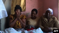 Les familles pleurent les victimes à Harare, Zimbabwe, le 4 août 2018.