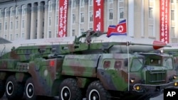 북한이 지난 2015년 10월 평양에서 열린 노동당 창건 70주년 열병식에서 공개한 대형 미사일. 이동식 대륙간탄도미사일 KN-08의 개량형으로 보인다.