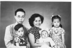 1951年归国后一家五口摄于广州