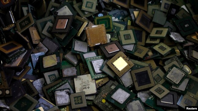 东京Re-Tem公司的回收设施内待回收的电脑主板芯片。五角大楼提议将中国最大芯片制造商列入制裁名单。美国公司需要获得许可证，才能向实体清单中的中国公司出售产品