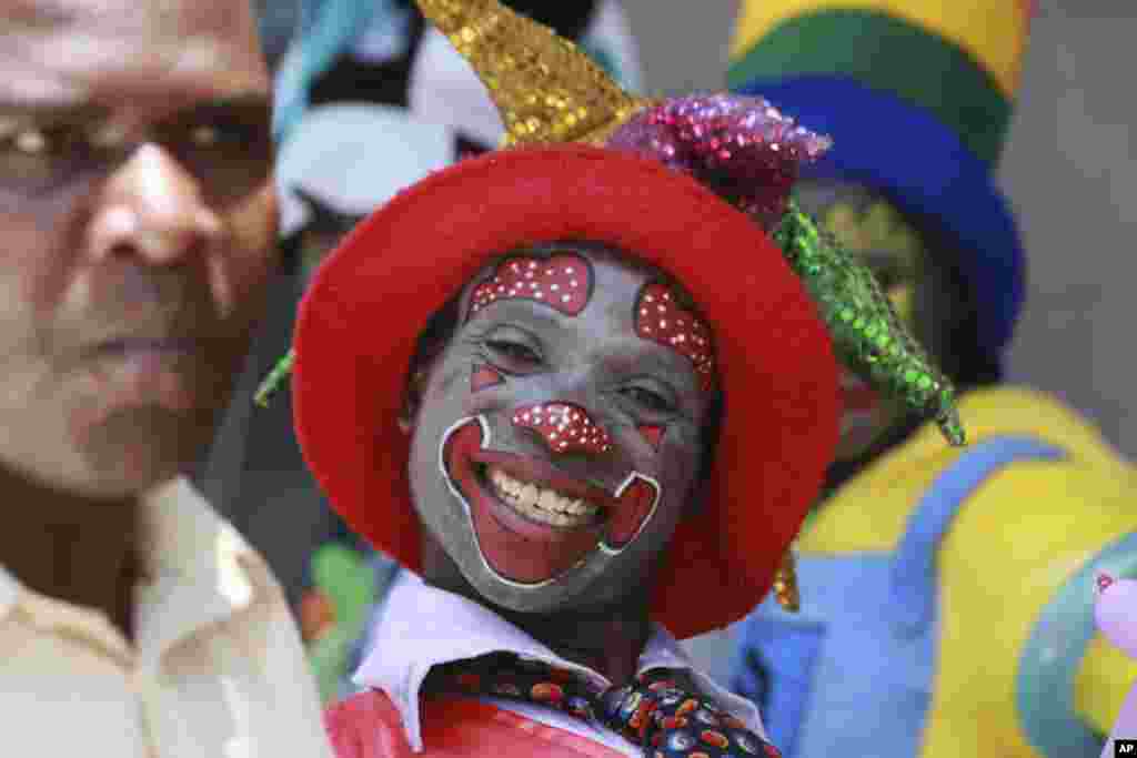 Un payaso deambula en las calles de Harare animando al espíritu navideño. Zimbabwe se enfrenta a la Navidad en medio de una dura crisis económica.