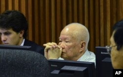 Khieu Samphan, center, former Khmer Rouge head of state, sits in a court room of the U.N.-backed war crimes tribunal, in Phnom Penh, Jan. 8, 2015.