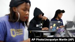 Michael Burns, 14, tengah, memakai kaus bertuliskan "Black Lives Matter," yang merupakan bagian dari pilihan seragam sekolah yang dirancang oleh siswa. (Foto: AP/Jacquelyn Martin)