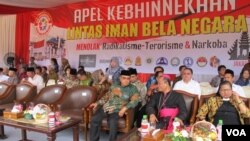 Sejumlah organisasi keagamaan dan masyarakat menghadiri Apel Kebhinekaan di Lapangan Banteng, Jakarta, Minggu 17/1 (VOA/Fathiyah).