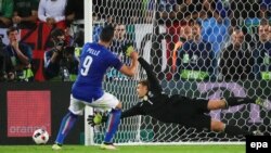 Graziano Pellè de l'équipe d'Italie face au gardien allemand Manuel Neuer lors du quart de finale de l'Euro 2016 entre l'Allemagne et l'Italie, Bordeaux, France, le 2 juillet 2016.