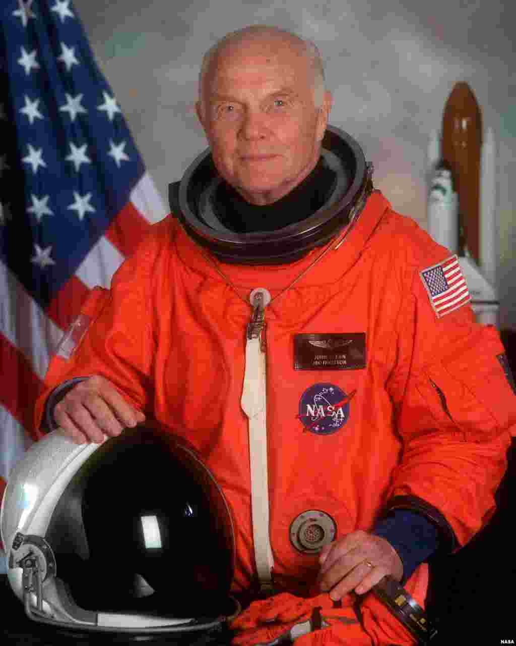 John Glenn dalam baju astronot.