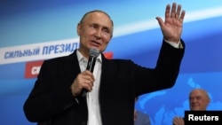 El presidente reelecto de Rusia, Vladimir Putin al mismo tiempo afirmó que Moscú está abierto para participar en la pesquisa junto con Gran Bretaña. 
