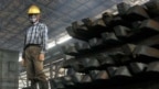 Một công nhân làm việc tại một nhà máy thép ở tỉnh Bắc Ninh của Việt Nam, cách Hà Nội 40km về phía bắc. Nhóm các nhà lập pháp của Ủy ban Thép tại Quốc hội Mỹ phản đối cấp quy chế kinh tế thị trường cho Việt Nam.