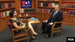 Deputy Assistant Secretary of State Daniel Rosenblum (R) and Navbahor Imamova of VOA's Uzbek Service are seen during their interview at VOA headquarters in Washington, D.C.
