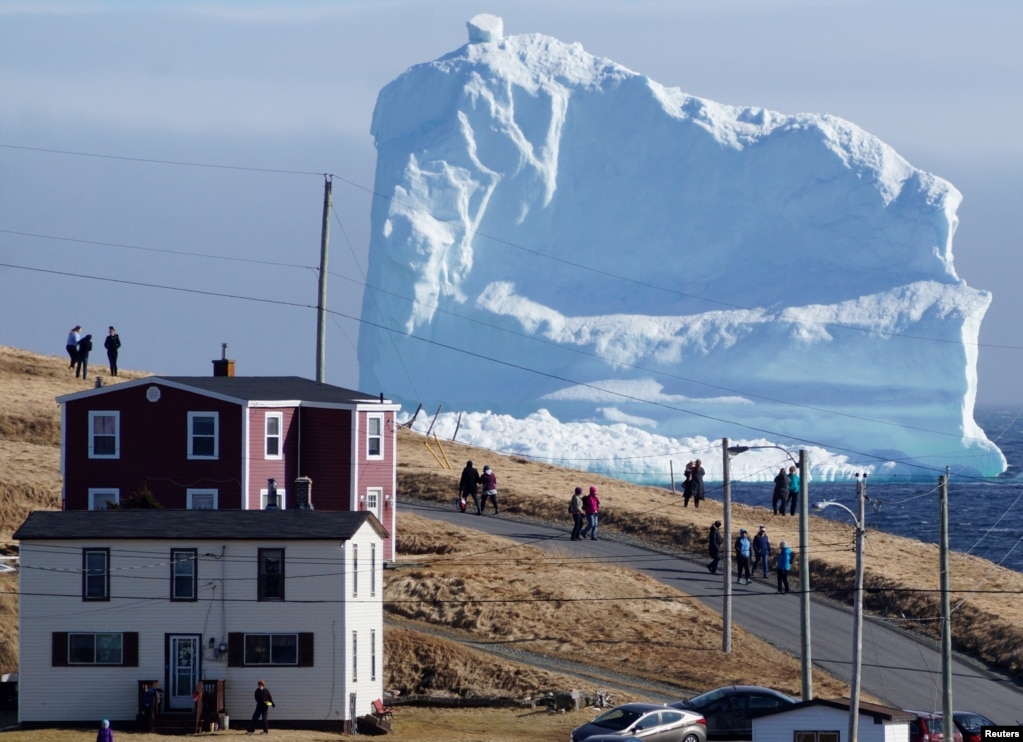 Primer iceberg de la temporada cerca de Ferryland Newfoundland, Canadá, 16 de abril de 2017.