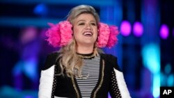 Kelly Clarkson exhortó a hacer más para evitar los tiroteos en escuelas de EE.UU. durante la ceremonia de entrega de los Premios Billboard de la Música el domingo, 20 de mayo, de 2018.