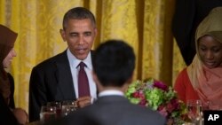 Presiden Barack Obama duduk bersama para tamu undangan dalam acara tahunan jamuan buka puasa bersama (Iftar), memperingati bulan suci Ramadan, di Gedung Putih,Washington, 22 Juni 2015. (AP Photo/Evan Vucci)