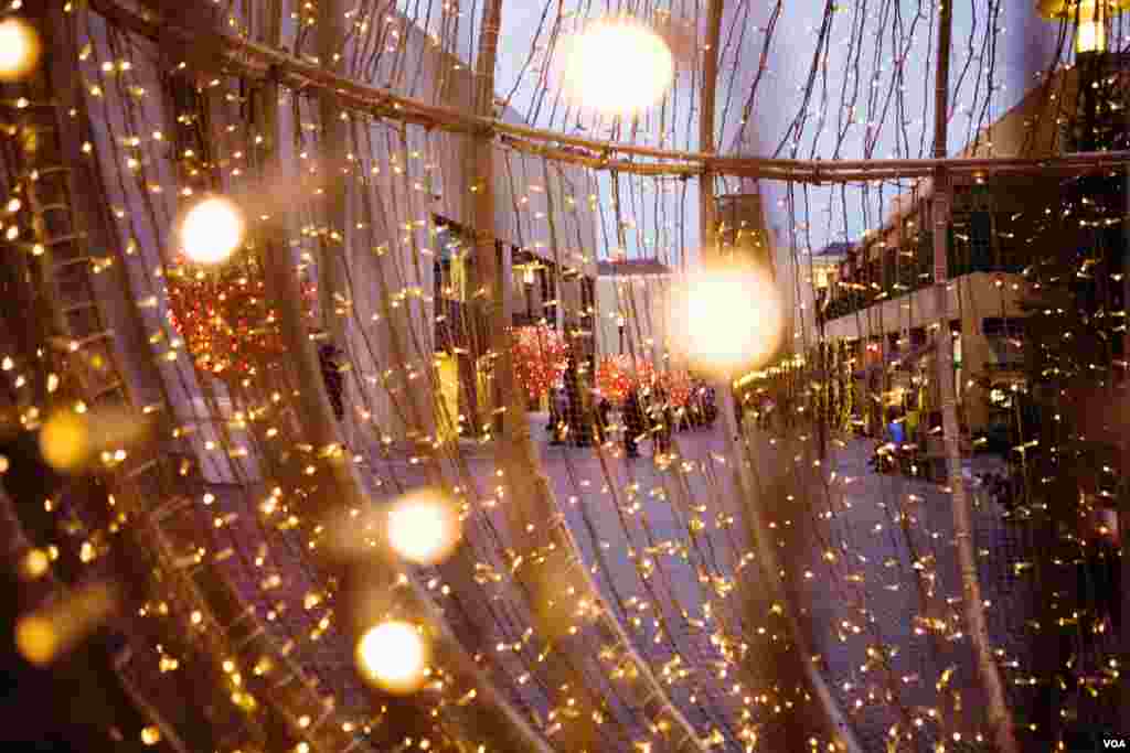 Christmas lights shine in pedestrian mall in Beirut, Lebanon, December 2012. (VOA/V.Undritz) یک مرکز فروش در بیروت