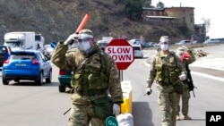 Грузинские солдаты в масках на блокпосту у въезда в Тбилиси
