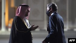 Le secrétaire d'État américain Antony Blinken (D) est accueilli à son arrivée par le directeur du protocole du MFA, l'Ambassadeur Ibrahim Fakhro (G) à l'ancien aéroport de Doha dans la capitale qatarie le 6 septembre 2021.