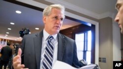 Ketua Mayoritas DPR AS Kevin McCarthy, berbicara dengan seorang wartawan di Capitol Hill sebelum pemilihan suara undang-undang pengetatan pengawasan perjalanan ke AS, 8 Desember 2015.