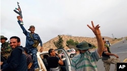 Les rebelles célèbrent la prise de la porte de Bir Ayyad , près de la ville de Zintan dans les montagnes de l'ouest du pays