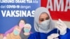 Petugas medis menyiapkan suntikan vaksin COVID-19 Moderna dalam vaksinasi booster di Barona Jaya, Banda Aceh, 13 Agustus 2021. (CHAIDEER MAHYUDDIN / AFP)