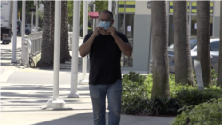 A pesar de su escasez, el uso de las mascarillas se ha generalizado en el sur de la Florida. Las autoridades piden a la población utilizar máscaras caseras o telas para que el personal médico pueda utilizarlas.
