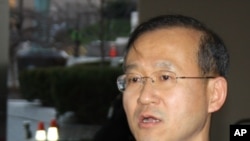 워싱턴 방문 후 기자회견 중인 임성남 수석대표