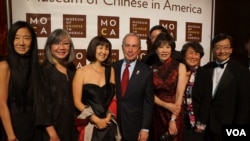 纽约市市长彭博获得美国华人博物馆颁发的终身成就奖。（美国之音方方拍摄） 