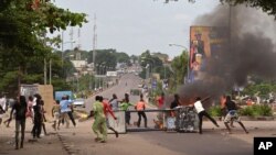 Anti-government protestors block a road and burn tires during a protest against a new law that could delay elections to be held in 2016, in Kinshasa, Democratic Republic of Congo, Jan. 19, 2015.