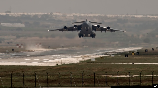Un avión de la fuerza áerea estadounidense despega de la base de Incirlik en el sur de Turquía.