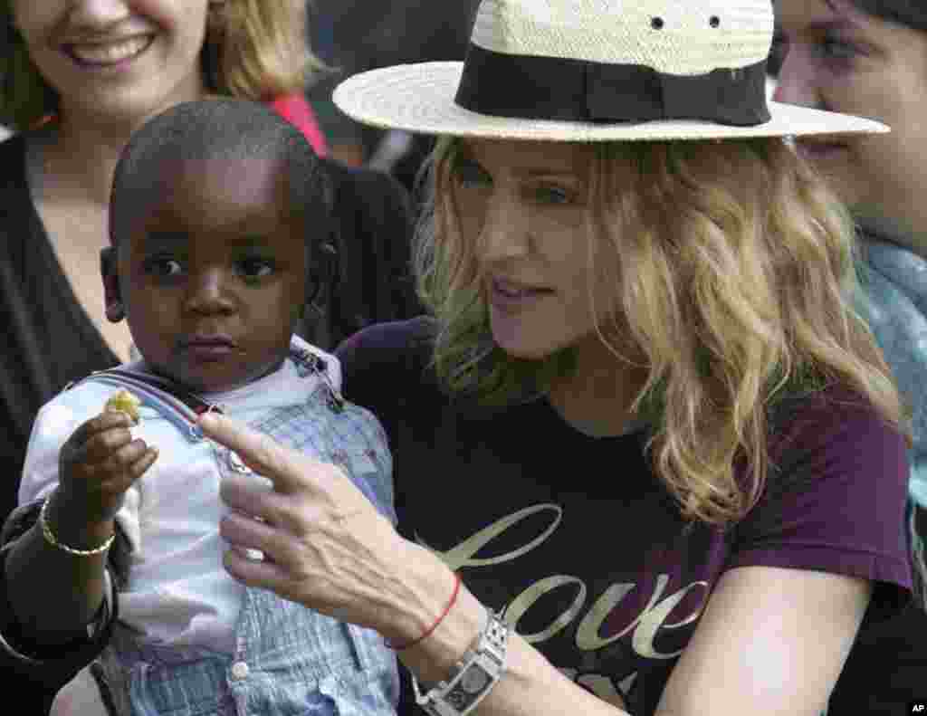 Aquí Madonna con su hijo, David Banda, en Malawi, el 19 de abril de 2007. Foto: AP