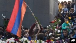 Armenians lay flowers during a memorial service at the monument to the victims of mass killings by Ottoman Turks, to commemorate the 103rd anniversary of the massacre in Yerevan, Armenia, April 24, 2018.