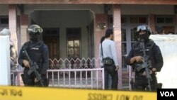 Densus 88 berjaga-jaga di luar rumah Muhammad Syarif, yang meledakkan diri di Masjid Polisi di Majalengka, Jawa Barat, April silam. (Foto: Dok).