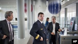 Air France's executive vice president of flight operations, Eric Schramm (C), leaves a press conference about Flight AF447 Rio-Paris crash in June 2009, at the company headquarters in Roissy, on May 27, 2011
