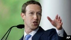 Tổng Giám Đốc Facebook Mark Zuckerberg phát biểu tại trường đại học Harvard ở Cambridge, Massachusetts, ngày 25/3/2017.