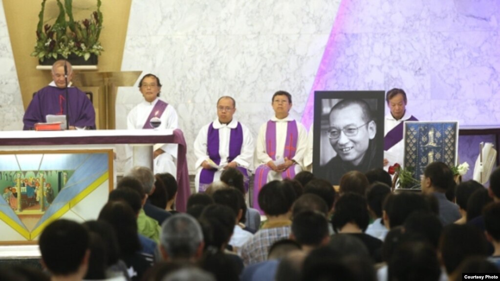 香港天主教正义和平委员会周二晚举行刘晓波追思弥撒，近800人出席 (苹果日报图片)