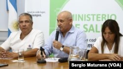 Luis Fabián Zgaib (centro), ministro de Salud de Río Negro, Argentina, anunció en rueda de prensa un caso de coronavirus en su provincia.