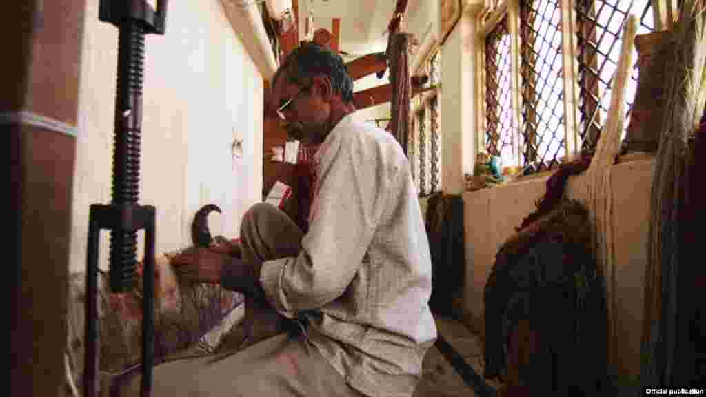 Majstor tkač, za svojim tkalačkim strojem u Indiji, izrađuje tepih (Ljubazno&scaron;ću: Unity Productions Foundation)