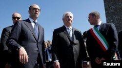 Le secrétaire d'État américain Rex Tillerson (centre) et le ministre italien des Affaires étrangères Angelino Alfano (gauche) participent à une cérémonie du souvenir à Sant'Anna di Stazzema en Italie, le 10 avril 2017.